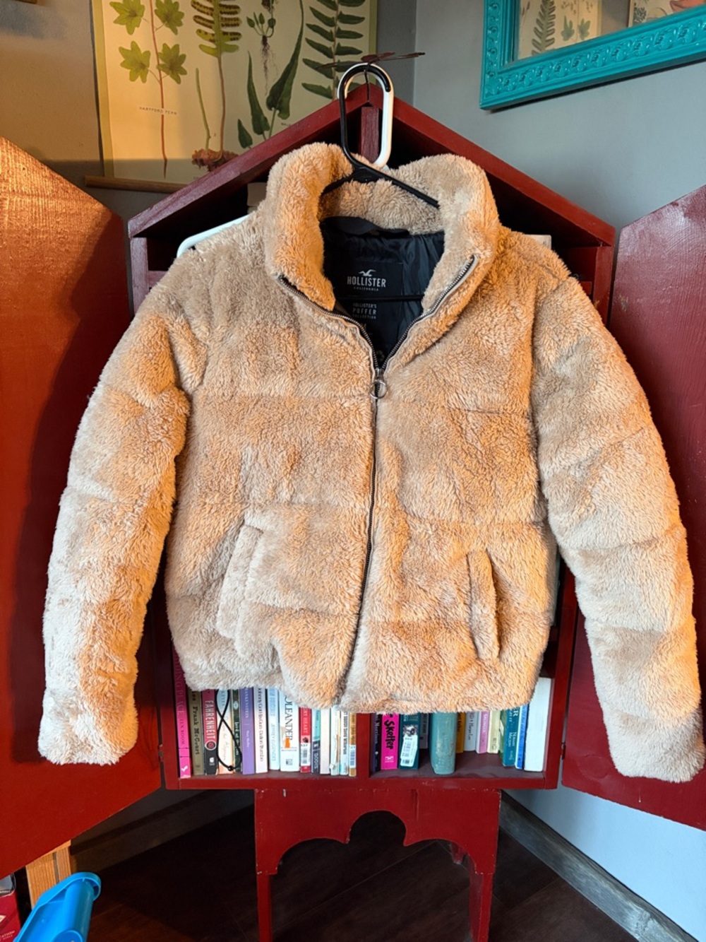 Hollister Women’s Plush Puffer Jacket in Beige Faux-Fur